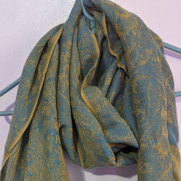 Accessories - Beautiful soft pashmina/silk scarf